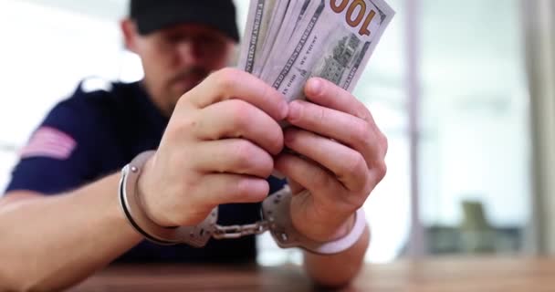 Корумпований Поліцейський Наручниках Тримає Купу Доларів Руці Крупним Планом Поліцейська — стокове відео