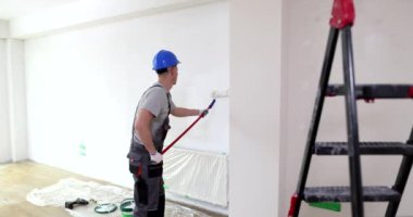 Kova ve silindirli duvar boyacısı. Evinizdeki ya da ofisinizdeki duvarları ve tavanları boyamak.
