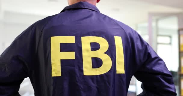 Fbi Ügynök Fbi Egyenruhában Áll Háta Mögött Szövetségi Nyomozóiroda Amerikában — Stock videók