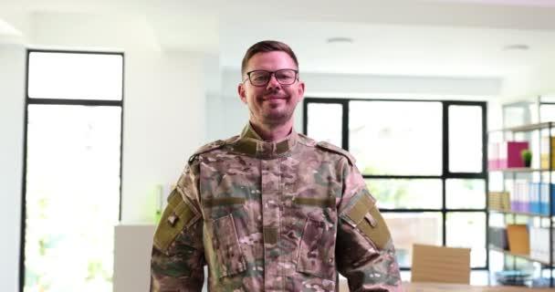 Retrato Jovem Bonito Sorridente Uniforme Militar Posando Dentro Casa Recrutamento — Vídeo de Stock