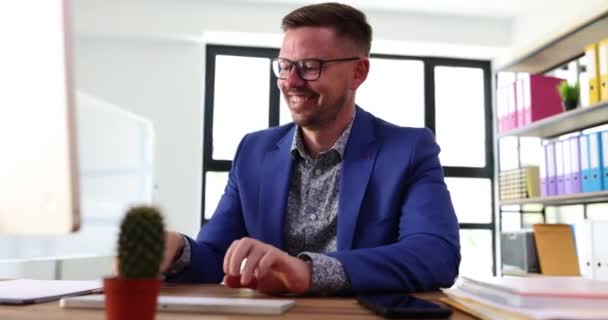 Uśmiechnięty Biznesmen Pracujący Komputerze Biurze Szczęśliwy Pracownik Czuje Sukces Relaks — Wideo stockowe