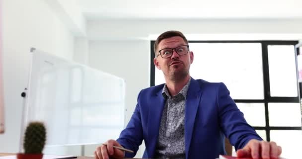 Naštvaný Obchodník Křičí Ukazuje Kameru Kanceláři Portrét Agresivního Šéfa Pokárání — Stock video