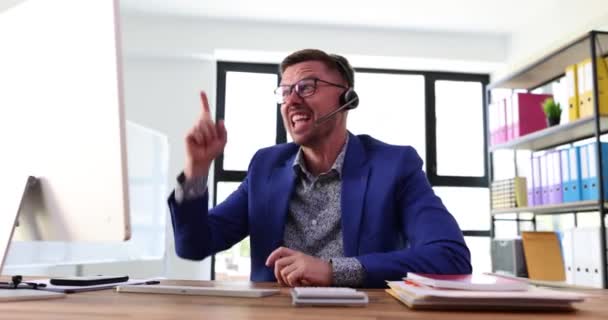 Agresif Sinirli Adam Müşteri Hizmetlerinde Çalışır Ofiste Oturup Müşteriyle Gergin — Stok video