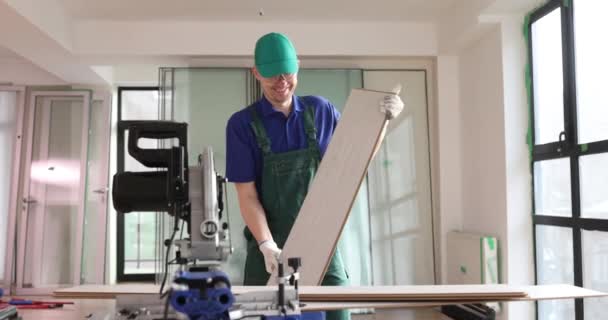 Человек Готовится Разрезать Кусок Ламината Полом Помощью Циркулярной Пилы Процесс — стоковое видео
