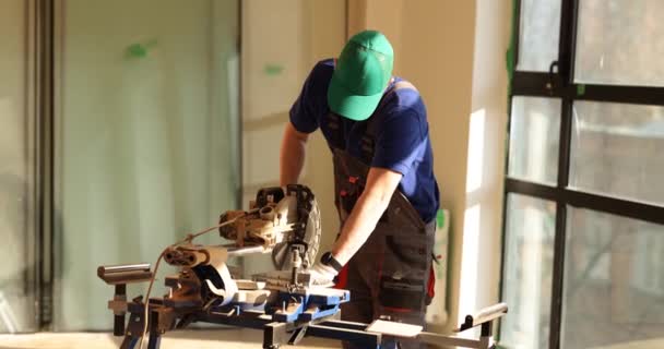 人类准备用圆锯切割一块层压板地板 公寓翻新和铺设地板的过程 — 图库视频影像