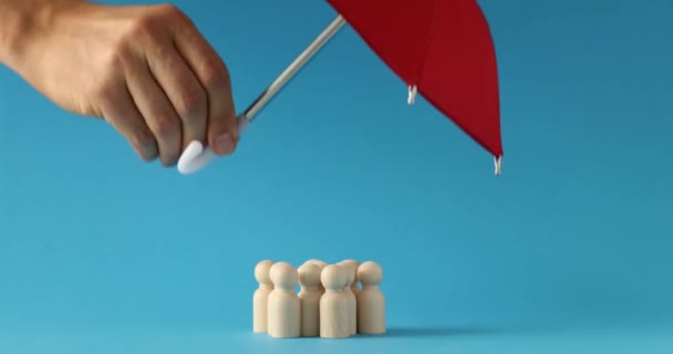Pojišťovací Agent Drží Deštníky Figurky Bezpečnostní Pojištění — Stock video