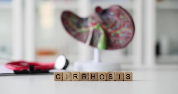 Ord Cirros Klinik Bord Med Stetoskop Och Plast Lever Modell — Stockvideo