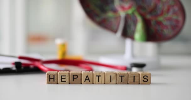 Palavra Hepatite Construída Blocos Madeira Modelo Fígado Perto Estetoscópio Mesa — Vídeo de Stock