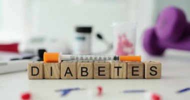 Tahta küplerden yapılmış ve üzerinde şırınga bulunan şeker hastalığın tedavisi için mor halterlere karşı klinik masasında duran bir kelime. Şeker hastaları için glukometre