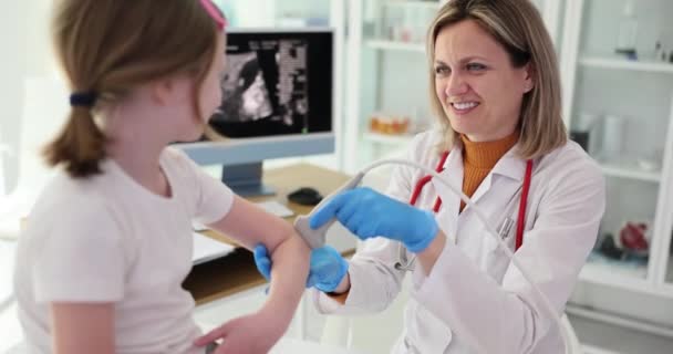 Gülümseyen Doktor Liseli Kızın Dirsek Eklemini Ultrason Dışbükey Doğrusal Dönüştürücüyle — Stok video