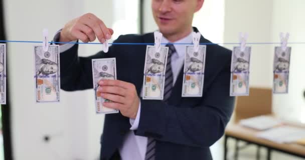Şadamı Çamaşır Ipini Mandallarla Kurutan Para Banknotlarını Söküyor Ofisteki Takım — Stok video