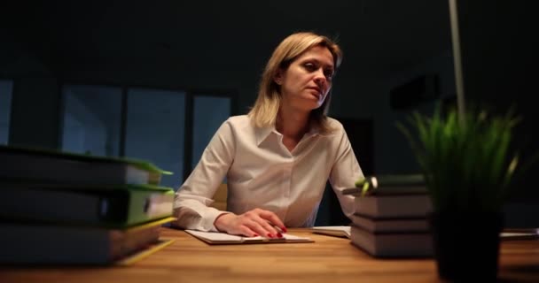 Unavená Zaměstnankyně Usíná Dřevěného Stolu Záhyby Pro Dokumenty Žena Pracuje — Stock video