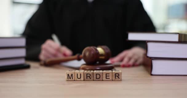 在法庭桌上用木块杀人 穿黑色长袍的法官记录刑事案件 法律裁决 对受害人身体伤害的惩罚 — 图库视频影像