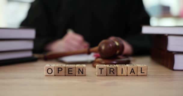 Phrase Open Trial Készült Kockák Ellen Női Bíró Fekete Köntösben — Stock videók