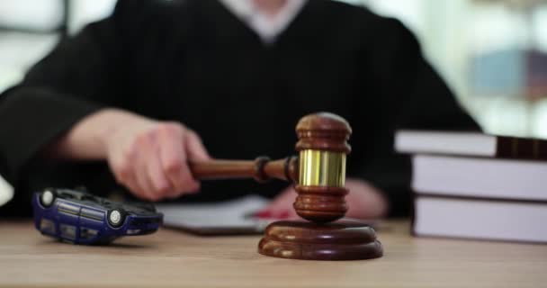 Női Bíró Fekete Köntösben Kalapáccsal Kopogtat Bíróságon Munkahelyén Felborult Játékautóval — Stock videók