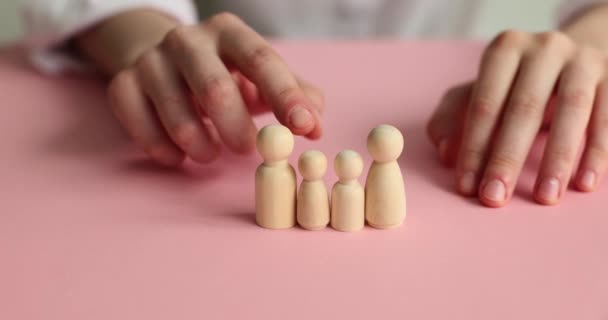 Pontas Pessoa Sobre Estatueta Madeira Masculina Família Parte Pequenos Peões — Vídeo de Stock