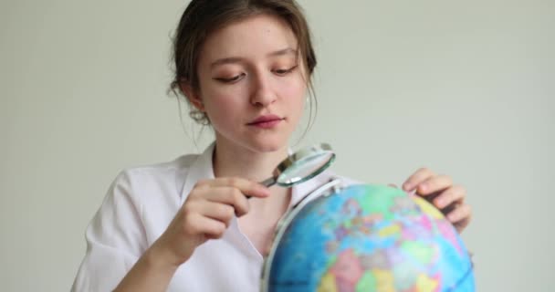 Mujer Joven Pensativa Busca Atentamente Los Países Populares Para Visitar — Vídeos de Stock