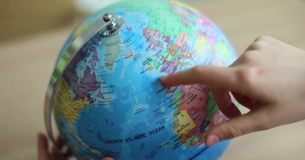 Молода Людина Переміщує Індексний Палець Над Поверхнею Величезного Глобуса Вивчає — стокове відео