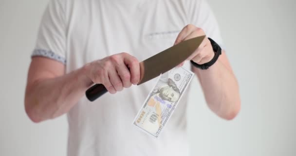 Laki Laki Dengan Rapi Memotong Uang Kertas Dolar Dengan Pisau — Stok Video