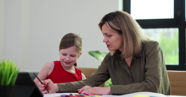 Χαμογελαστή Μητέρα Βοηθάει Την Κορούλα Ζωγραφίσει Σχολική Εργασία Χρωματιστά Μολύβια — Αρχείο Βίντεο