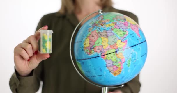 Femme Tient Globe Terrestre Petite Bouteille Plastique Pilules Debout Sur — Video