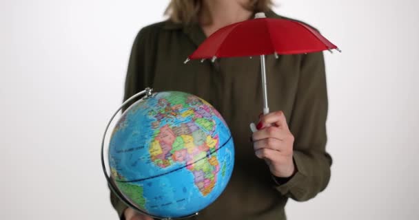 Küçük Oyuncak Şemsiyesi Altında Dünya Nın Harika Bir Modelini Tutuyor — Stok video