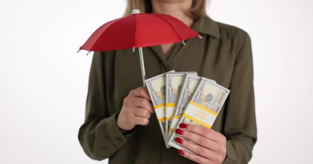 Dama Sostiene Fajos Dinero Bajo Paraguas Juguete Rojo Sobre Fondo — Vídeos de Stock