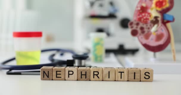 Λέξη Νεφρίτιδα Κατασκευασμένη Από Ξύλινους Κύβους Στο Τραπέζι Της Κλινικής — Αρχείο Βίντεο