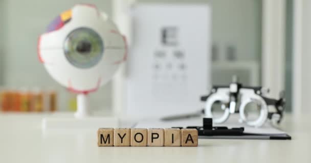 Slovní Myopie Vyrobená Dřevěných Kostek Klinice Proti Modelu Lidské Oční — Stock video