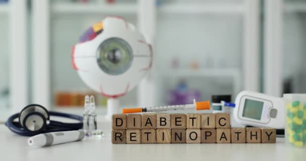 糖尿病视网膜病变是由木制立方体对粘度计和大的眼球模型 糖尿病患者的视力问题 — 图库视频影像