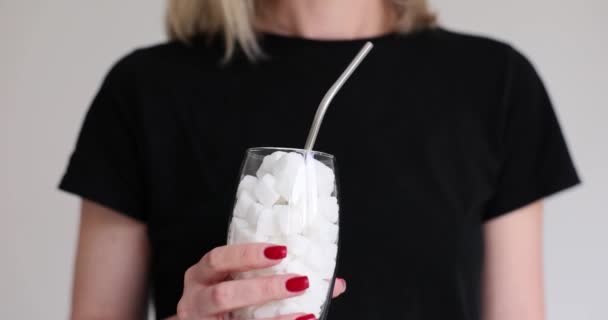 Hembra Sostiene Vaso Cubos Azúcar Blanco Paja Mujer Con Uñas — Vídeos de Stock