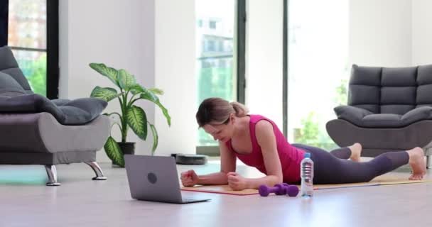 Жінка Займається Дошкою Йоги Позує Килимок Щоб Зміцнити Язи Тіла — стокове відео