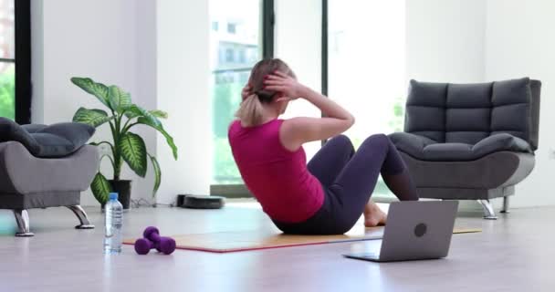 Fit Kobieta Osoba Pompuje Mięśnie Brzucha Robi Skuteczne Ćwiczenia Macie — Wideo stockowe