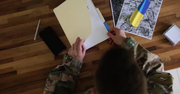 Comandante Militare Apre Documenti Segreti Con Controffensiva Uomo Siede Alla — Video Stock