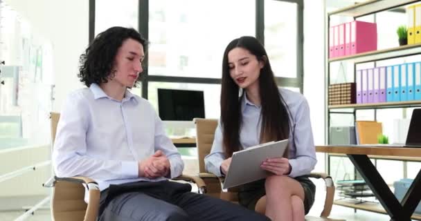 Ein Mitarbeiterpaar Bespricht Projektdetails Der Zwischenablage Junger Mann Und Frau — Stockvideo