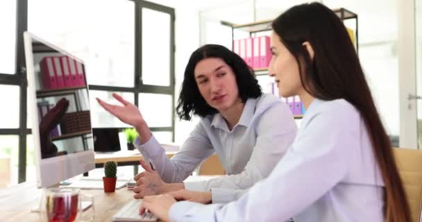 Erkek Yönetici Bilgisayar Monitörünü Işaret Eden Kadınlara Şirket Işlerinin Özelliklerini — Stok video