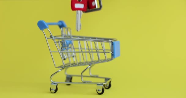 Női Kéz Teszi Kulcsot Lakás Játék Bevásárlókocsi Sárga Háttér Fény — Stock videók