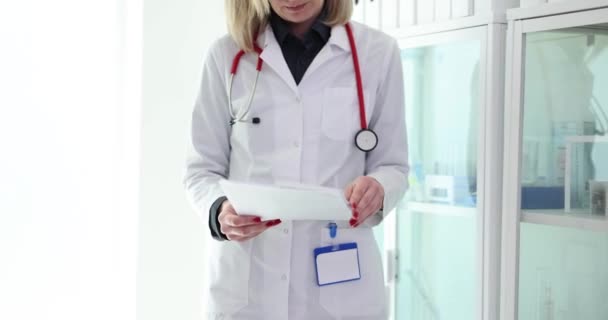 Ärztin Arbeitsuniform Untersucht Krankenhaus Dokumente Mit Patientendaten Fachärztin Liest Arbeitsplatz — Stockvideo