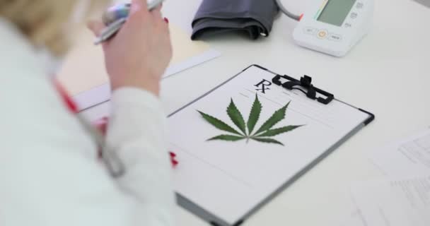 Médica Põe Carimbo Documento Que Autoriza Marijuana Para Fins Médicos — Vídeo de Stock