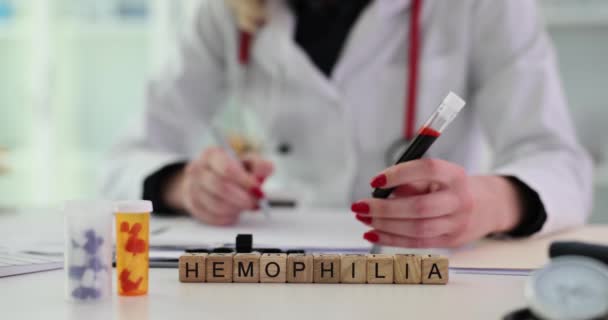 Word Hemofilie Van Houten Blokken Buurt Van Pillen Flessen Achtergrond — Stockvideo