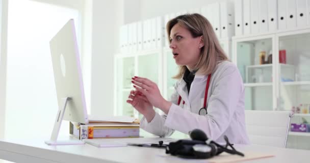 Vrouwelijke Arts Geschokt Door Resultaten Van Patiënt Test Computer Monitor — Stockvideo