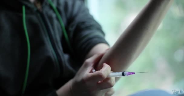 Persoon Maakt Vaccinatie Met Een Medische Spuit Hand Een Wazige — Stockvideo