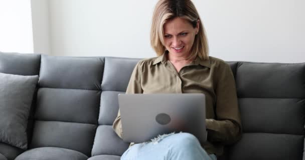 Dizüstü Bilgisayarda Olumlu Kadınlar Oturuyor Oturma Odasındaki Kanepede Oturuyorlar Letişim — Stok video