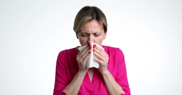 生病的年轻妇女咳嗽着 把手帕放进嘴里 患重病的女士在浅色背景下咳血 致命疾病 — 图库视频影像