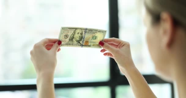 Kvinna Med Röd Manikyr Kontrollerar Äktheten Hos Dollarsedeln Som Håller — Stockvideo