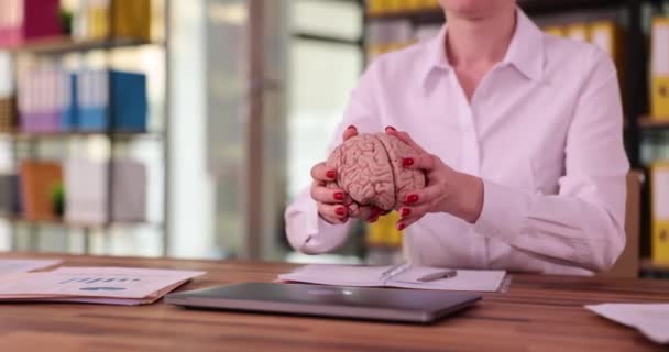 Жінка Офіцер Білій Сорочці Ставить Пластикову Модель Людського Мозку Закритий — стокове відео