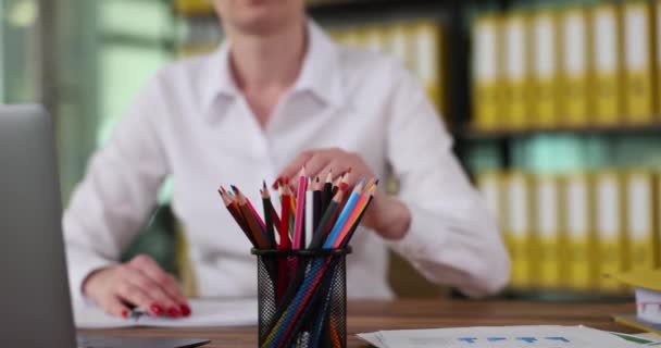 Die Managerin Zieht Mit Buntstiften Sanft Einen Rosafarbenen Bleistift Aus — Stockvideo