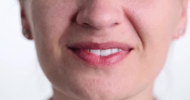 Mujer Sonríe Ampliamente Con Dientes Blancos Sobre Fondo Blanco Persona — Vídeos de Stock