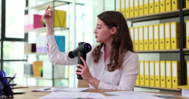 Kontorsarbetare Utför Celluliter Armmassage Med Hjälp Innovativ Slagmassagemaskin Affärskvinna Bryr — Stockvideo