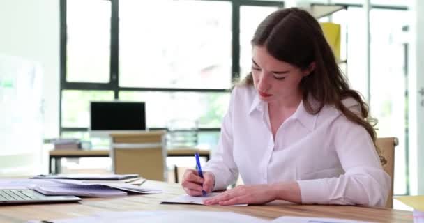 생산적 사업가는 사무실 서류에 신속하게 서명한다 고용주는 계약을 일한다 — 비디오